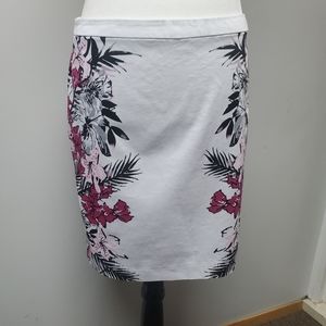 💥3 for $15💥Reitmans white floral skirt 4 petite